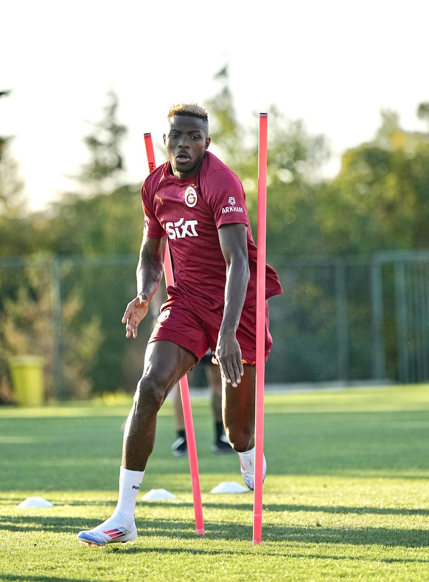 forzacimbomtr's tweet photo. Mehmet Özcan: "Yarın Çaykur Rizespor maçında Osimhen yedek başlayacak. Şu anki planlamada Batshuayi 11'de ama Osimhen mutlaka süre alacak.

Ribery için ne dendiyse Osimhen için de aynı şeyler söylenmiş. Antrenmanda inanılmazmış. Oyuncular birbirlerine 'Bu adam tutulmaz' https://t.co/52c0KDWCnx