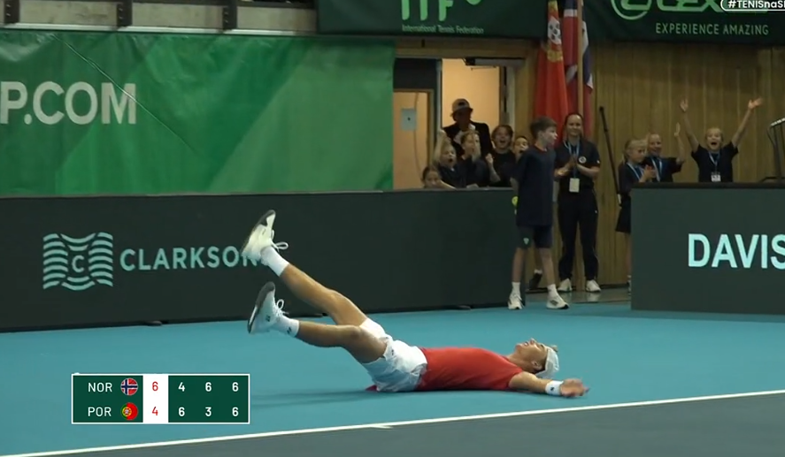 josemorgado's tweet image. INCREDIBLE performance from 18yo Nicolai Budkov Kjær (Juniors world #1, Wimbledon champion) to beat #157 Jaime Faria 4-6, 6-3, 7-6(4) for the biggest pro win of his career. In front of his home (Davis Cup) crowd.

Amazing talent.

NOR 1-0 POR - not gonna be easy for Portugal now.
