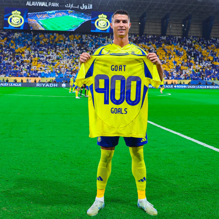 InvictosSomos's tweet photo. Una camiseta que solo él puede tener. Una foto en la que solo él puede aparecer. Un homenaje que solo él puede recibir. El único futbolista que ha llegado a los 900 GOLES OFICIALES como profesional. El niño de Funchal que se convirtió en el MEJOR GOLEADOR DE TODOS LOS TIEMPOS. CR900.