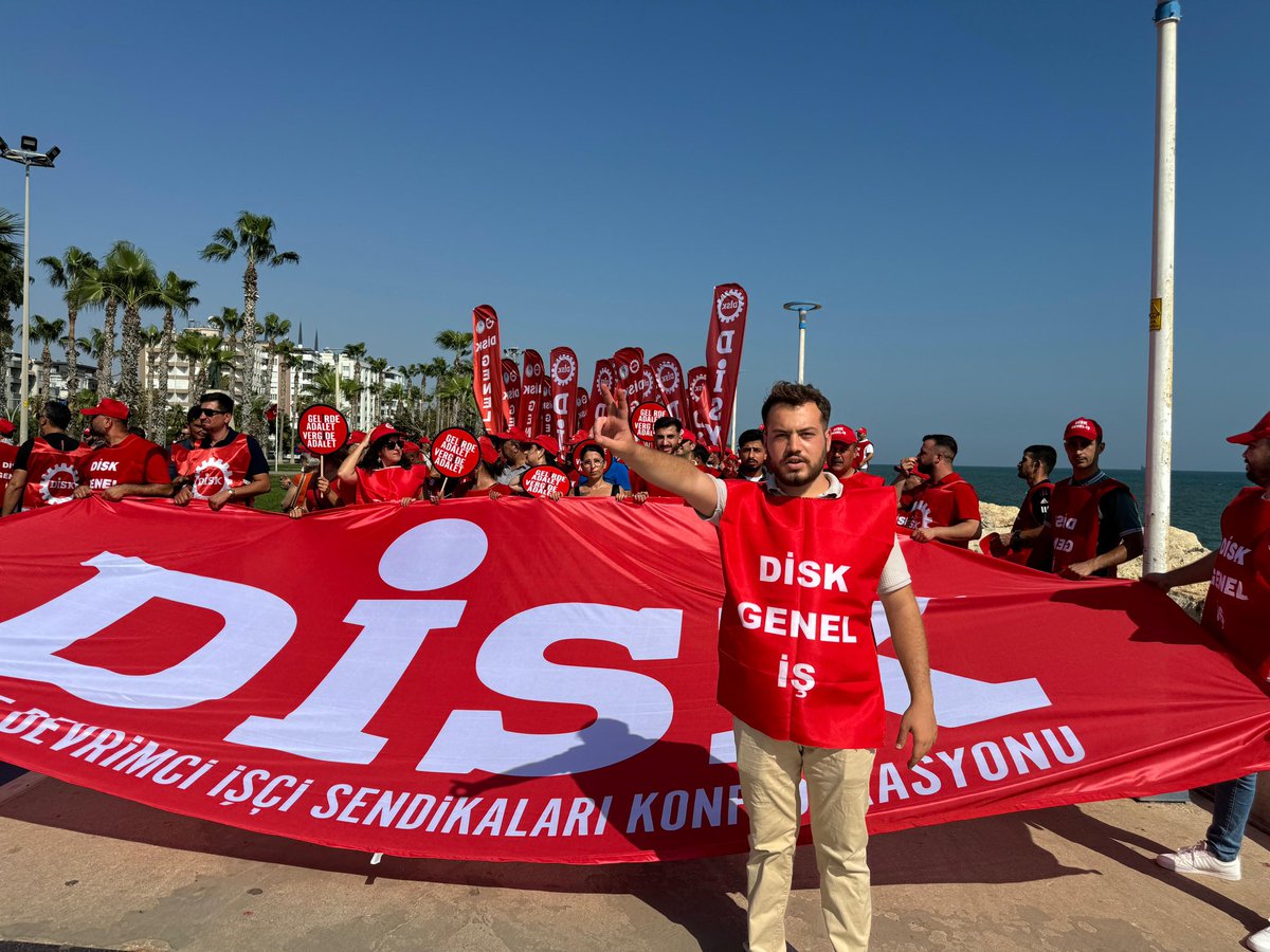 Ülkede adalet istiyoruz ! #disk #sendika

#chp #artıkyeter #geçinemiyoruz