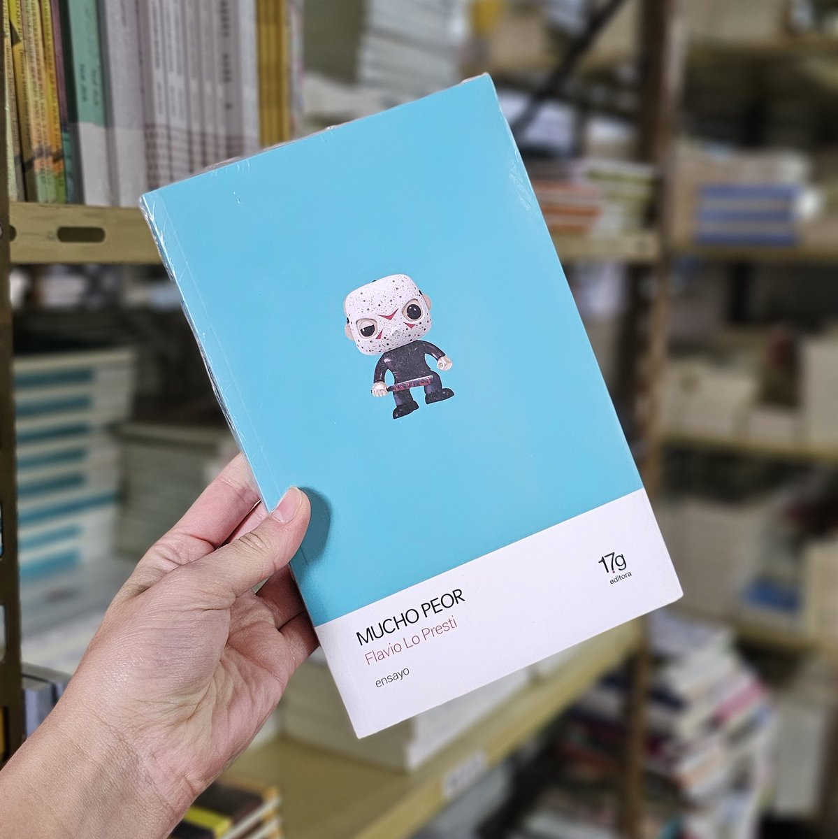 "Mucho peor" Flavio Lo Presti de <a href="/17grises/">17grises</a> 📚

Escribe siempre marcando una distancia de quien llega a destiempo. Los héroes, reales o imaginarios, populares o ignotos, que van desde Homero Simpson hasta Silvio Mattoni 📝