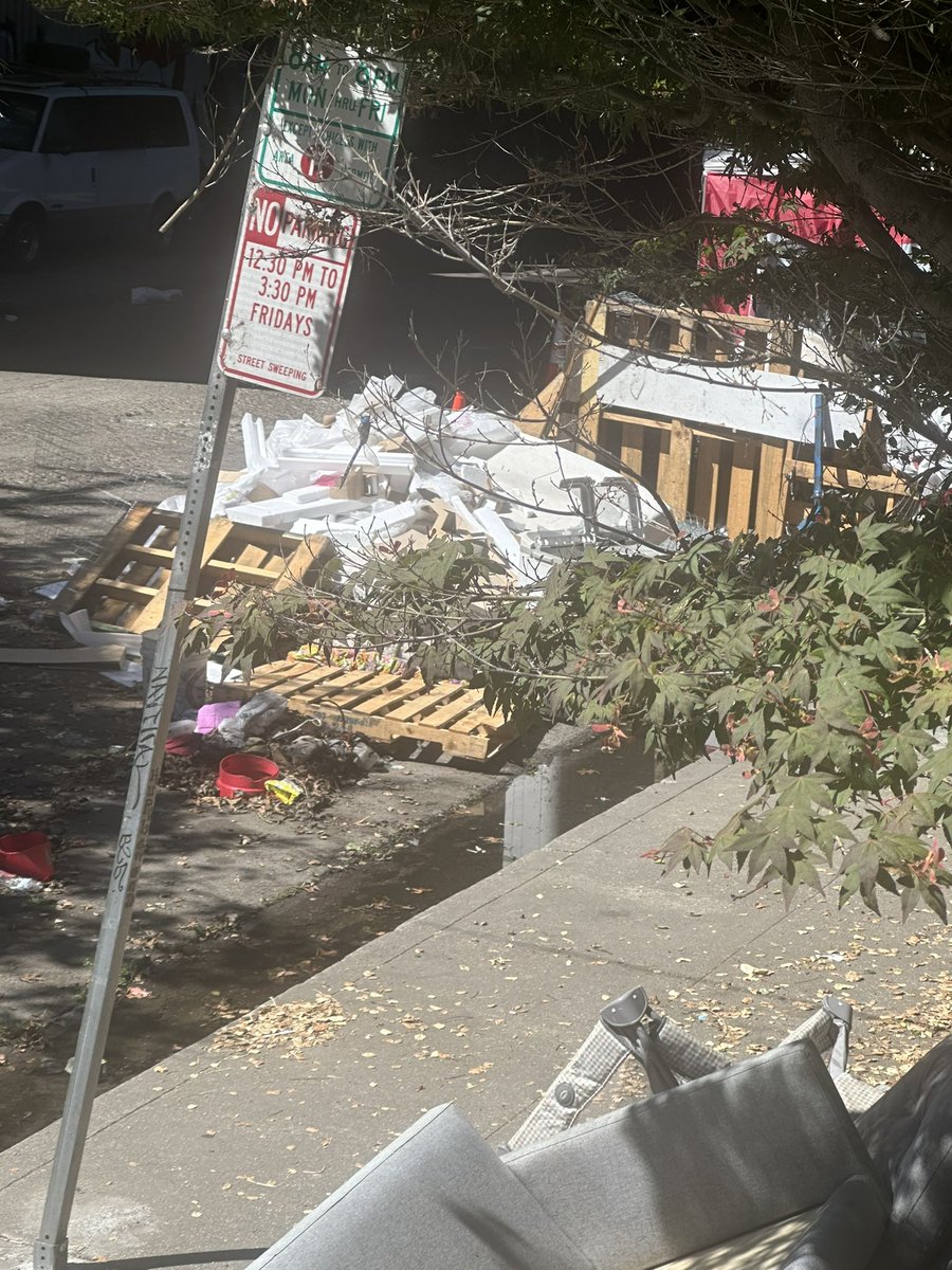ByCurran's tweet photo. This is what the outside of our house looks like rn. The person camping 25 ft from us continues to dump directly in front of our house &amp; now even on our property. When will the gov intervene? #Oakland #BayArea #AlamedaCounty #California @carroll_fife @GavinNewsom @MayorShengThao https://t.co/hywKslmnwi