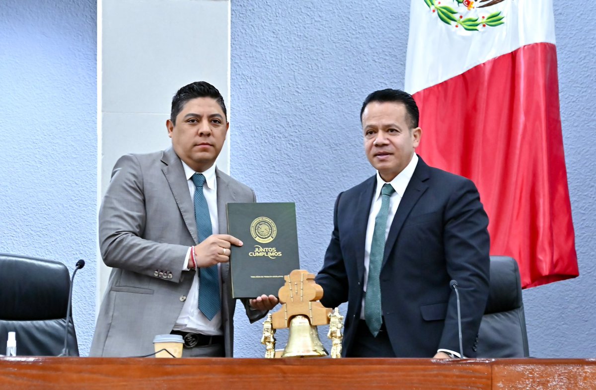 jgpetorresmx's tweet photo. Acompañamos al Gobernador @RGC_Mx a la Presentación del Tercer Informe de Actividades 2023-2024 de la Sexagésima Tercera Legislatura del Honorable Congreso del Estado de San Luis Potosí. Aquí se encuentra reflejada la firme voluntad y determinación de las y los potosinos en un marco legal que los proteja y garantice su prosperidad, seguridad e igualdad social. 

En estricto apego a la división de Poderes, expreso mi más amplio reconocimiento a las y los legisladores por su trabajo con el desarrollo y bienestar de San Luis Potosí. 🤝