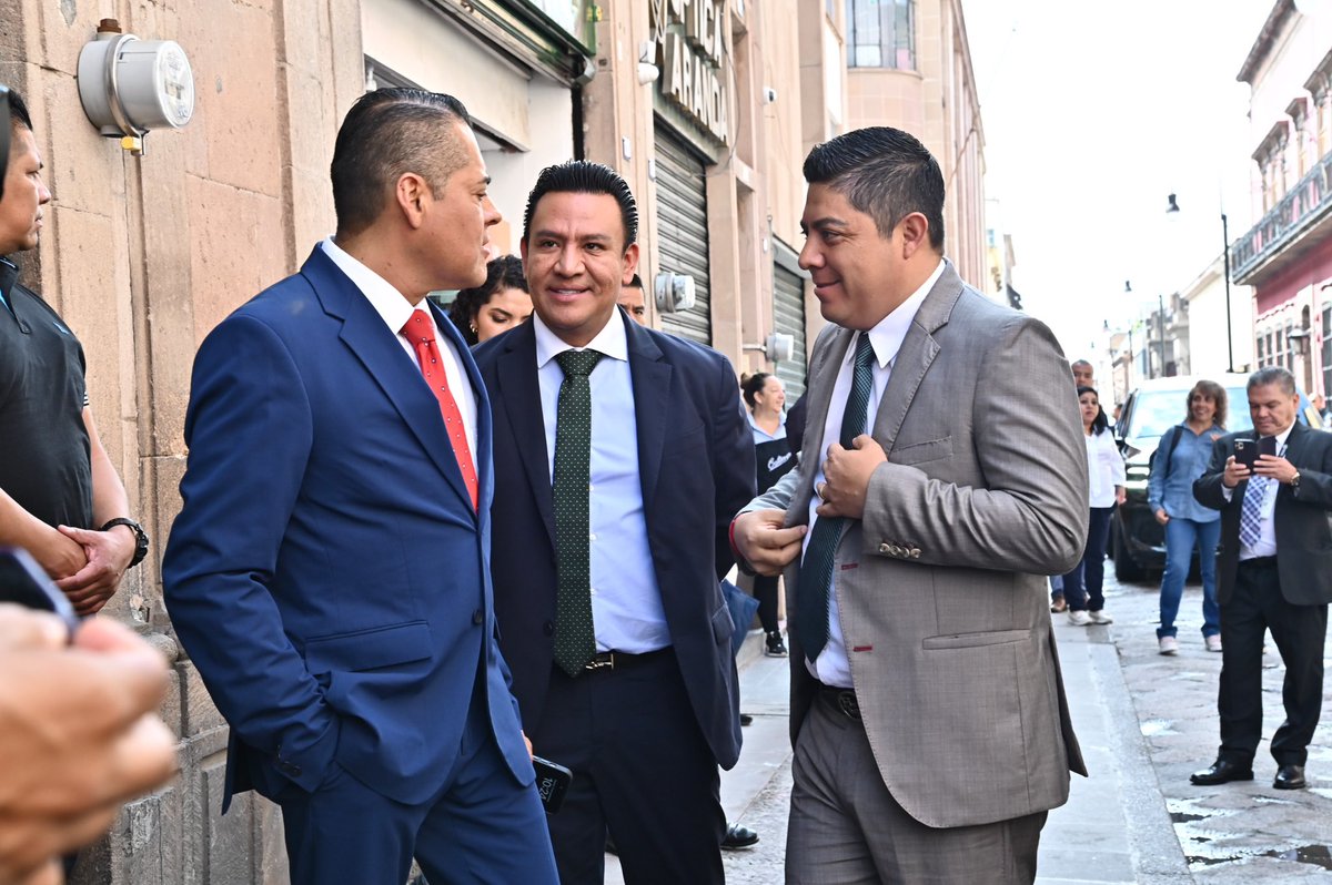 jgpetorresmx's tweet photo. Acompañamos al Gobernador @RGC_Mx a la Presentación del Tercer Informe de Actividades 2023-2024 de la Sexagésima Tercera Legislatura del Honorable Congreso del Estado de San Luis Potosí. Aquí se encuentra reflejada la firme voluntad y determinación de las y los potosinos en un marco legal que los proteja y garantice su prosperidad, seguridad e igualdad social. 

En estricto apego a la división de Poderes, expreso mi más amplio reconocimiento a las y los legisladores por su trabajo con el desarrollo y bienestar de San Luis Potosí. 🤝