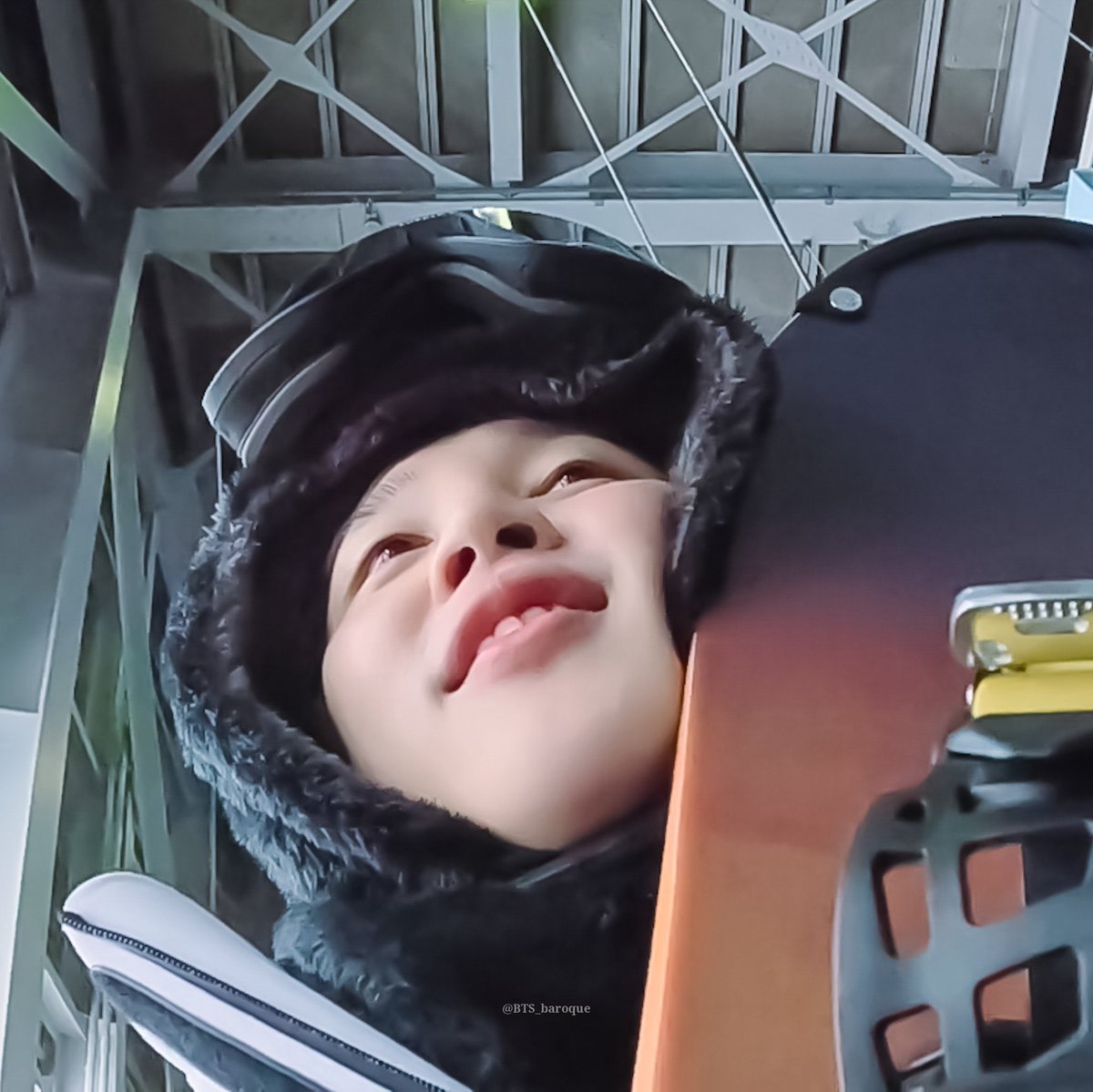 funnyjimin1's tweet photo. 😭🫂 https://t.co/mWaS4e3j7e