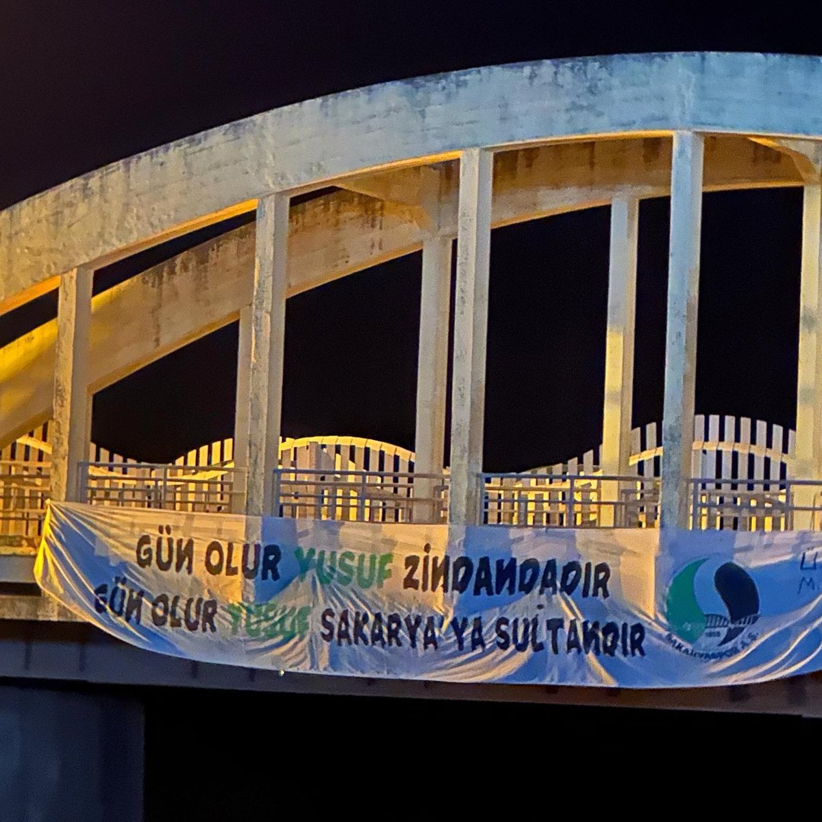 Bugün bu pankarta emek veren abi ve kardeşlerimin emeği taçlanmış oldu.

Dün en yakın arkadaşı vefat eden Yusuf Alemdar sabah evden çıkarken özel kalemine, "Sakaryaspor işini bugün bitirin. Sakaryaspor harici hiçbir konu için yanıma gelmeyin" dedi.

Etkin isimlerin devreye