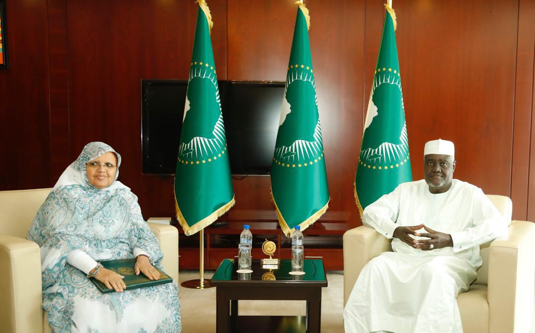 NkttRegion's tweet photo. La Présidente de la Région de Nouakchott remet au Président de la Commission de l’Union Africaine  à addis-Abeba un courrier du Président de la République. https://t.co/rdWp52NOvl