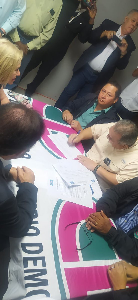 gisellejurado's tweet photo. @RCHENRIQUEZ presenta su nómina para la nueva Junta Directiva de @CaDemocratico la cual nos llena de alegría porque es una nómina de consenso con representación de todos  los sectores del partido como la mujer y la juventud también #RENOVACIONCD #LAMARCAESCD https://t.co/Ia3rckrD1G