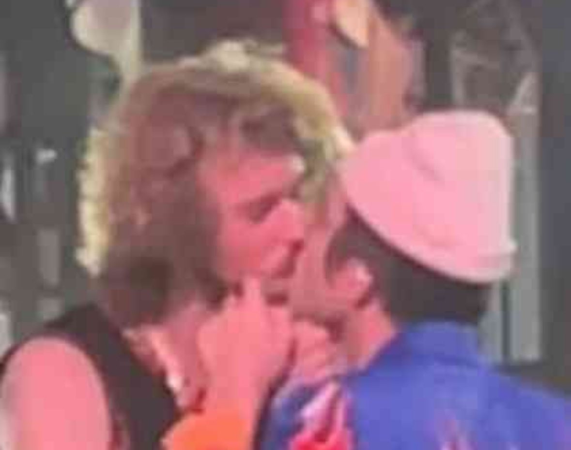 no one:

hockey players thanking the goalies after games: