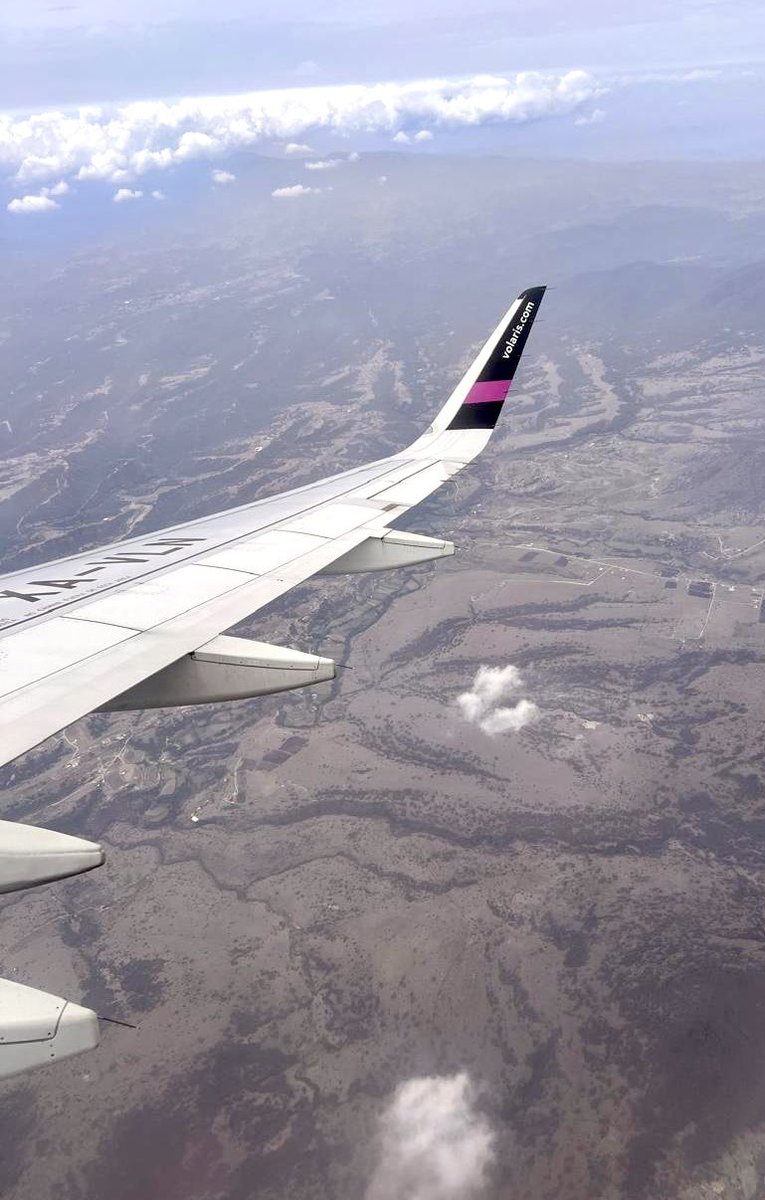 m_a_y_'s tweet photo. #InformaciónQueCura pa los que andan buscando ✈️ vuelos: 

¿Sabían que la matrícula que se ve desde la ventana del avión de Volaris, es un descuento? 

Pónganse chingones en: https://t.co/ZQMfDmgr9e 
 
#VolarisWingCode
@viajaVolaris https://t.co/SmIo5EtN1e