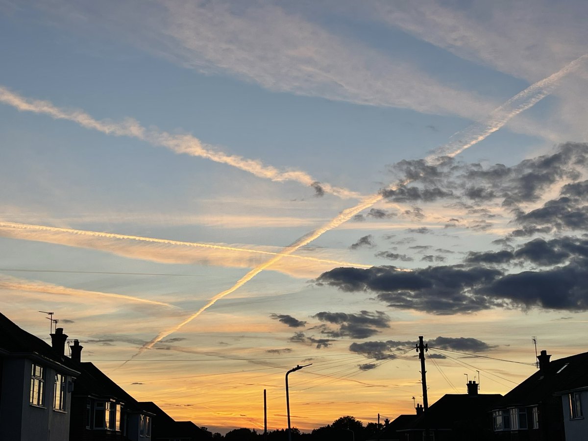 LynxTotem's tweet image. ‘Sunset’ courtesy of #geoengineering #WeathModification #chemtrails London 13/09