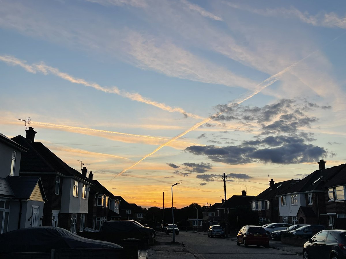 LynxTotem's tweet image. ‘Sunset’ courtesy of #geoengineering #WeathModification #chemtrails London 13/09