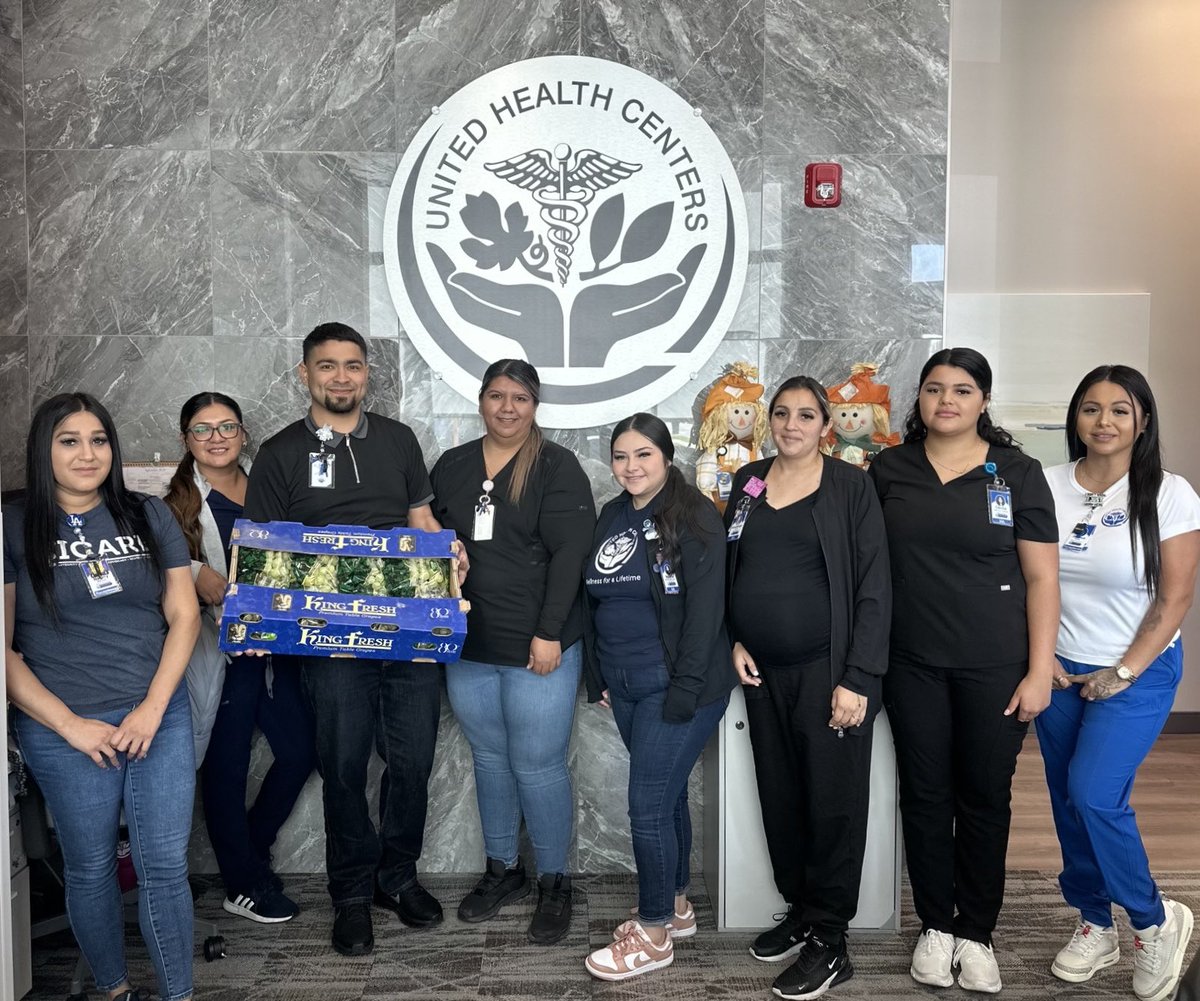 KingFreshProduc's tweet photo. Supporting a group that matters...

King Fresh recently donated a case of our Autumn King green grapes to the United Health Center in Fowler.

We love supporting health care professionals and their vital role in society. 🫶🏼🩺🏥 https://t.co/abSWgRiXcK