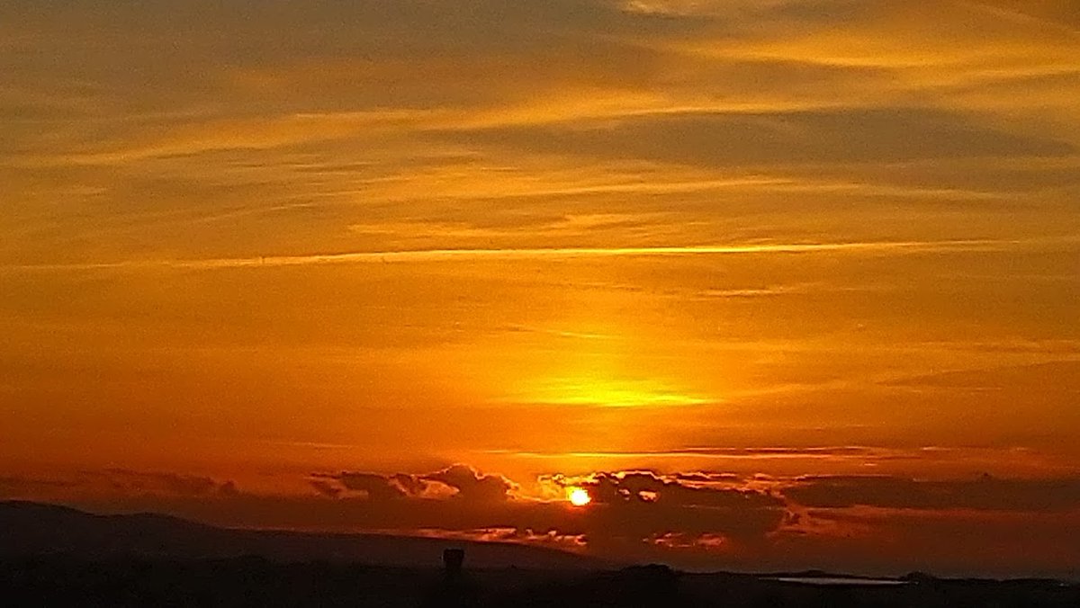 Gez56's tweet photo. Suffering with a severe allergy affecting my eyes (how precious they are!) but managed to snap this a few minutes ago.  Goodnight my peeps 🫶🙏🤗 #Cornwall #CornishSunset #Friendship https://t.co/sDOkCZeiiD
