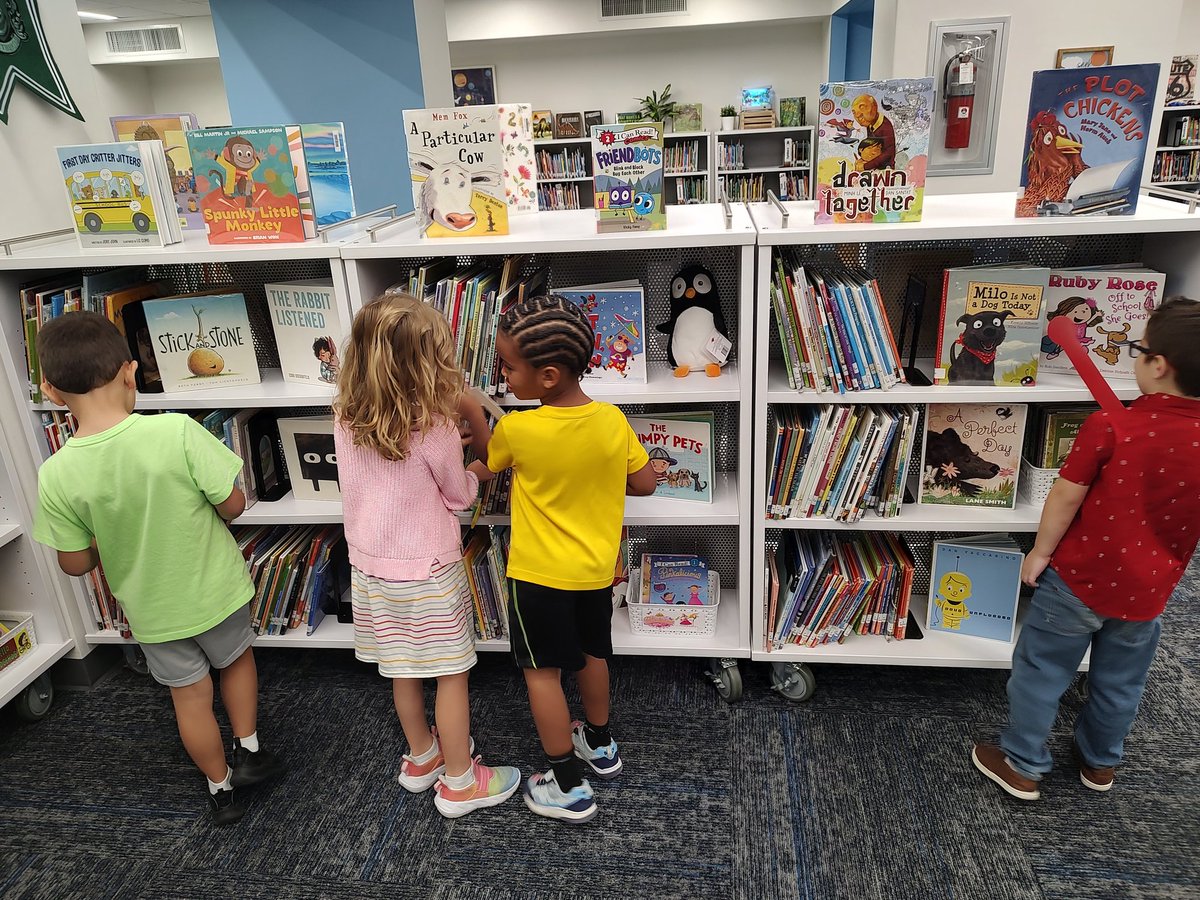 WallaceHESlib's tweet image. Kinder learned how to use shelf markers this week and picked books from the shelves! Big milestone for our little Eagles! 💓 #HESGrowingGreatness #gcisdlib