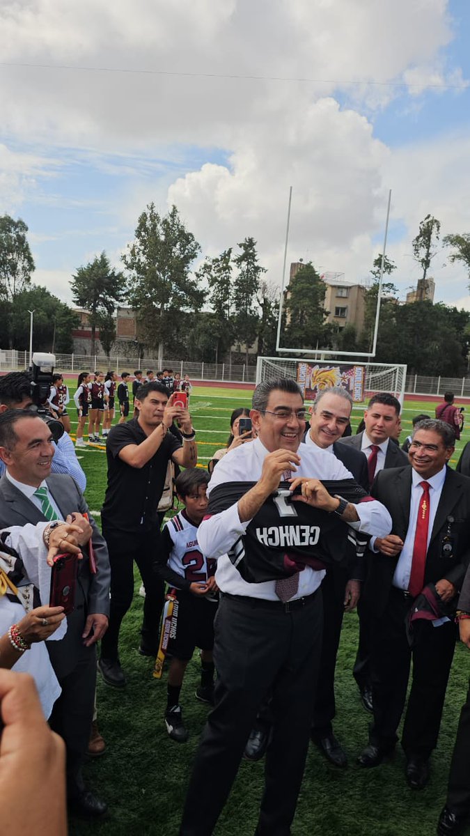 Cenhchofic's tweet photo. Día histórico para el #cenhch el Gob @SergioSalomonC inaugura la pista verde en compañía de @EstefanChidiac  Secretario de ed. y celebramos la  ceremonia cívica en honor a la gesta heroica de Chapultepec 🇲🇽. ¡Un momento para recordar y celebrar nuestra historia!
#niñoshéroes https://t.co/n0WaU500La