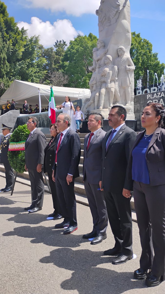 Cenhchofic's tweet photo. Día histórico para el #cenhch el Gob @SergioSalomonC inaugura la pista verde en compañía de @EstefanChidiac  Secretario de ed. y celebramos la  ceremonia cívica en honor a la gesta heroica de Chapultepec 🇲🇽. ¡Un momento para recordar y celebrar nuestra historia!
#niñoshéroes https://t.co/n0WaU500La