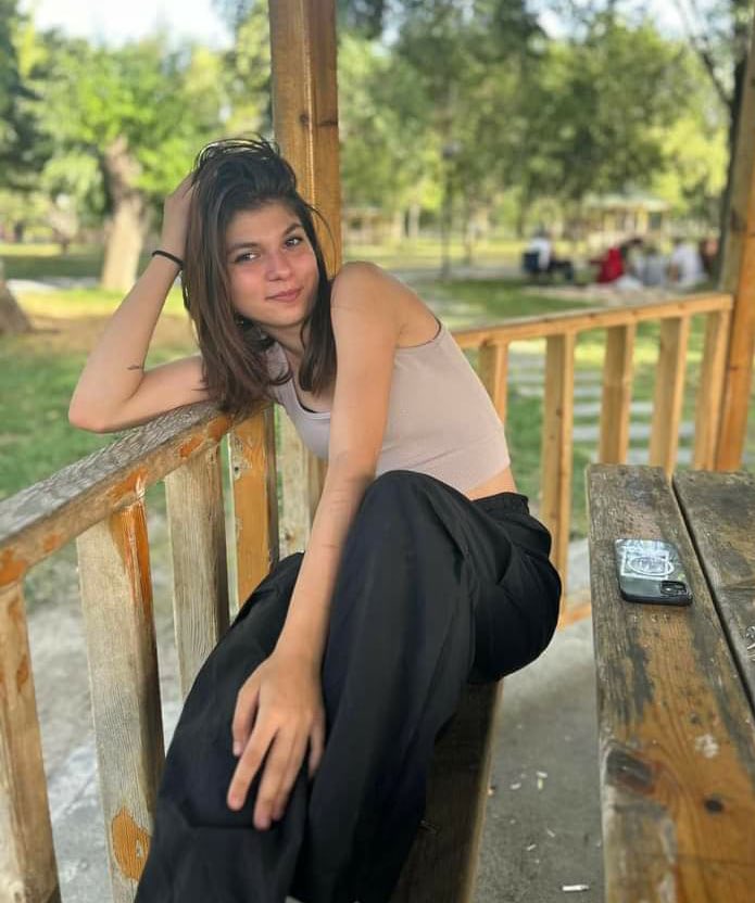 KAYIP ÇOCUK DUYURUSU :(

15 yaşındaki Esma Sare Ersanlı 7 gün önce İstanbul Küçükçekmece'de kayboldu.
Ricam görsele lütfen bakalım 
Ailesi perişan ve çok endişeli 
Daha önce Twitter sayesinde çok insan bulundu
Görenler 112 acil durum hattını arayabilir.