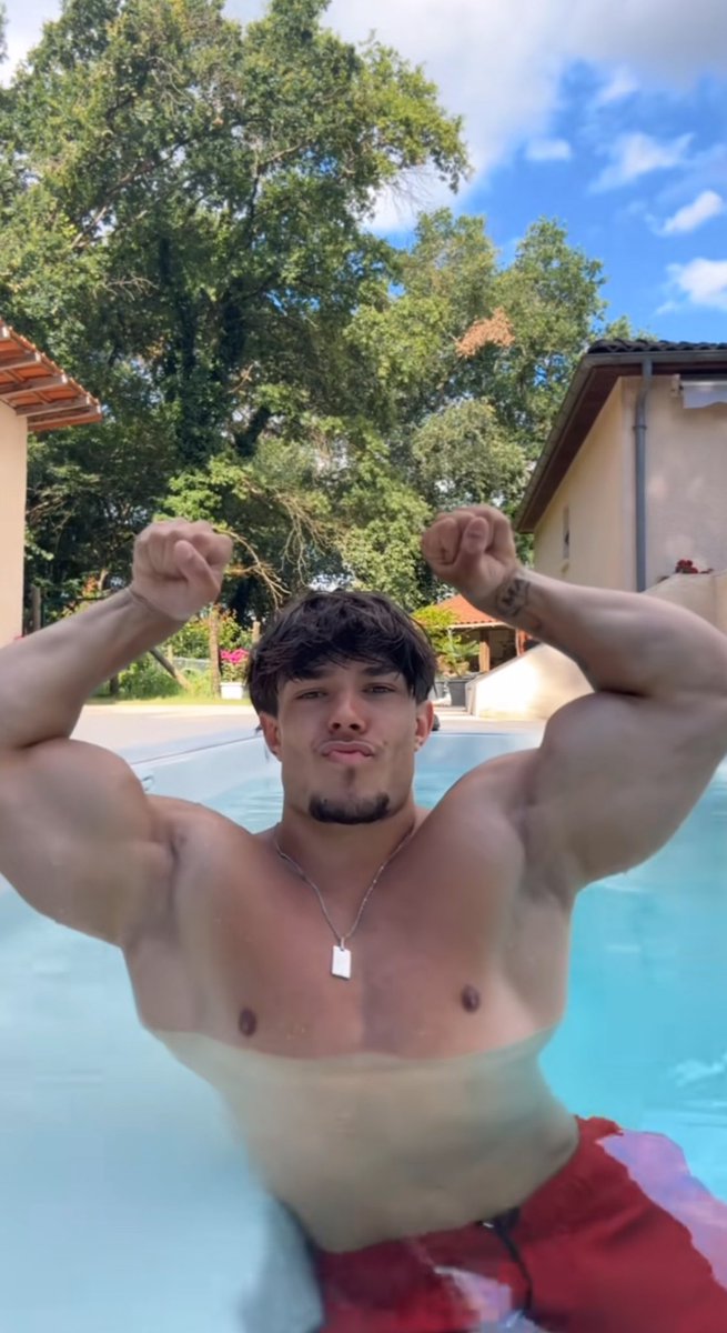 payalphamike's tweet image. RT if I have the biggest arms on this app ?