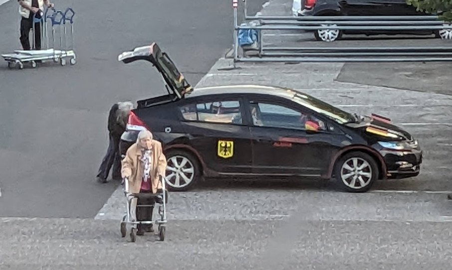 Heute bei Ikea gesehen, beide sind aus dem Auto gestiegen, Oma gen Eingang, Opa hat sich mühsam an der Seite des Autos wieder zum Fahrerplatz gezogen, mit deutlichem Zittern der rechten Hand.