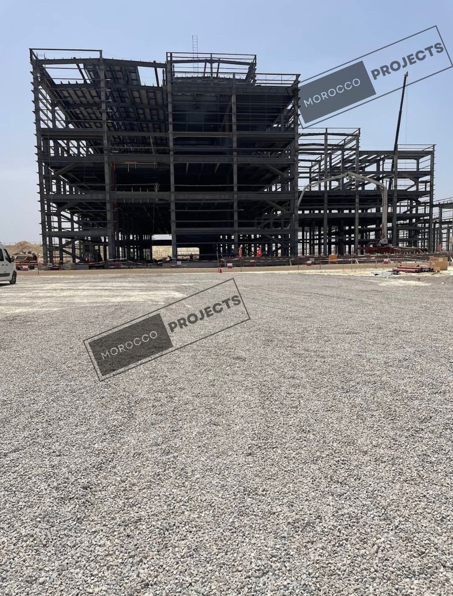 Moro_projects's tweet photo. ⚫الأشغال تتقدم بوتيرة سريعة بمشروع #GEGAFACTORY COBCO لتصنيع #بطاريات_السيارات على مساحة 200 هكتار بالقرب من #ميناء الجرف الأصفر، و تملك مجموعة المدى 50.03% من المشروع فيما تملك #CNGR الصينية 49.97% من أسهمه، و من المرتقب تشغيل المرحلة الأولى من المشروع السنة القادمة (2025). https://t.co/OotWOXWIE3