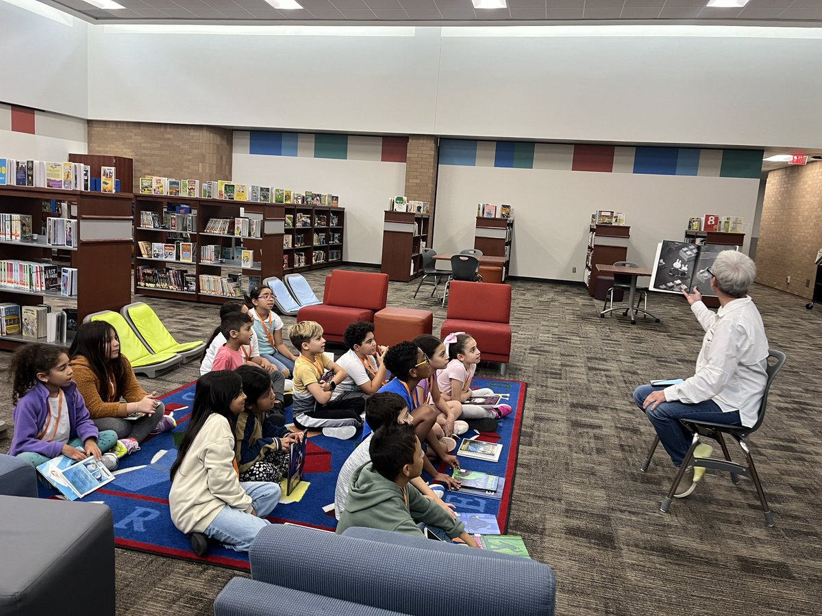 PerlaAlanis80's tweet photo. My third graders really enjoyed our librarian reading to them 📚♥️📚 @CFISDHolmsley https://t.co/oz6GNZOfAD