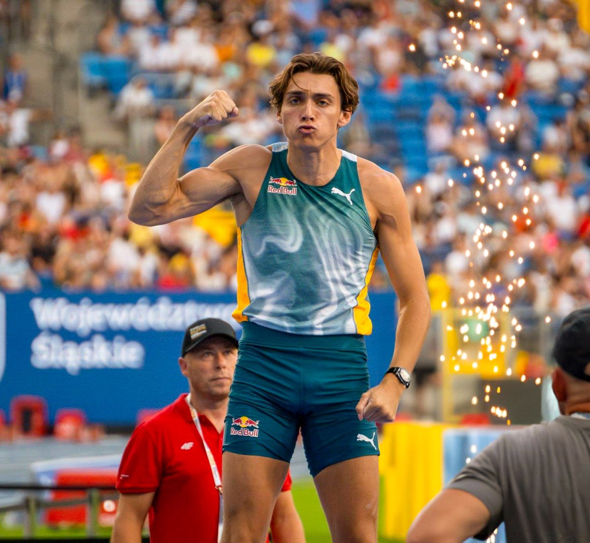 6.11m!!🔥
Meet Record ☑️ 

Mondo Duplantis 🇸🇪 wins his fourth Diamond League trophy in Brussels, going over a Meet Record of 6.11m in the men's Pole Vault!

Emmanouil Karalis 🇬🇷 was 2nd with 5.82m, same as Sam Kendricks and Ben Broeders 🇧🇪 who tied for 3rd at the same height.