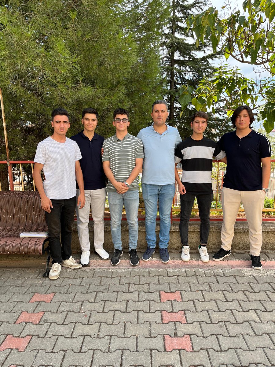 TurkslamNeferi's tweet photo. Okul değişti, konum değişti, takvim değişti.
Ama bizi biz yapan, Ahd-e Vefamız asla değişmedi🇹🇷
Ahd-e vefa köşemizde bu hafta,
#2hukuk, #1pdr, #6ilahiyat, #1mühendis, #1msü lü vardı.
Yolları ve bahtları her daim açık olsun, kalemleri keskin, zihinleri açık olsun inşallah🤲 🖊 https://t.co/fH0BaSghkR