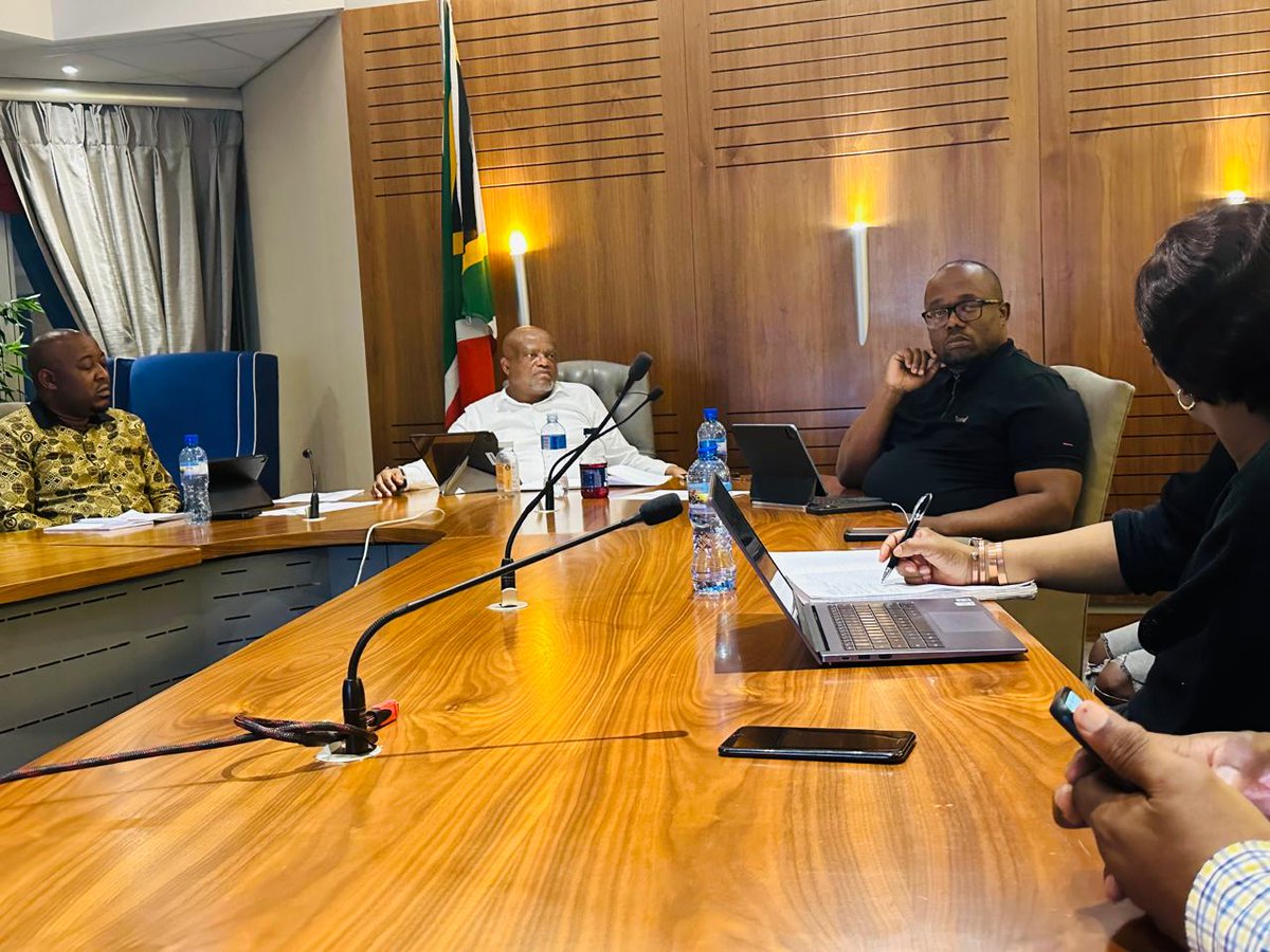 DadaMorero's tweet photo. Good evening residents of COJ 

Today, we convened One-on-one with MMC's and the Accounting Officers to take stock of the work that Departments are doing.
Good evening residents of COJ 

📍 Braamfontein 

#JohannesburgOur1st♥️
#BuildingALiveableCity
#BuildingASaferCity https://t.co/JpObz7VJ6P