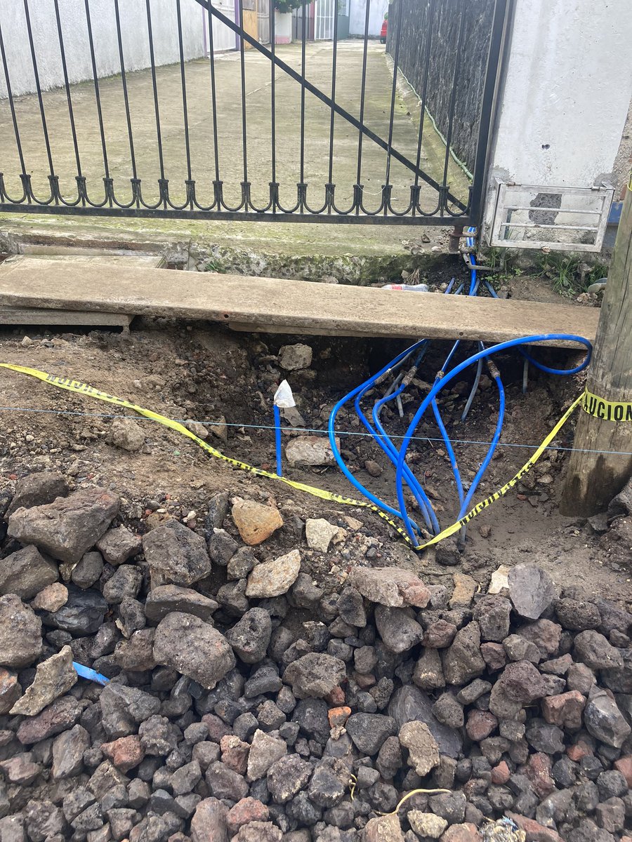 kariluh's tweet photo. @ahuedricardo : Respetuosamente solicito su intervención, durante semanas esto es el acceso a una escuela (primaria y preescolar) sobre esto caminan los niños y niñas. Calle Unidad y Trabajo Hab. Pomona. 🙏🏽🙏🏽🙏🏽 https://t.co/SP3eEYKPcY