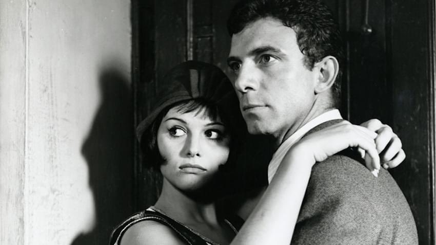 “Vite fosche ripiegate in se stesse, votate a perdersi in spazi oltre l’amore e il dolore, là dove nulla resta.
Destini d’inerzia, vite come fissità, senza brame né speranze, prive di luminosa violenza”.

Italo Svevo, “Senilità”

📷 Claudia Cardinale e Anthony Franciosa nel film