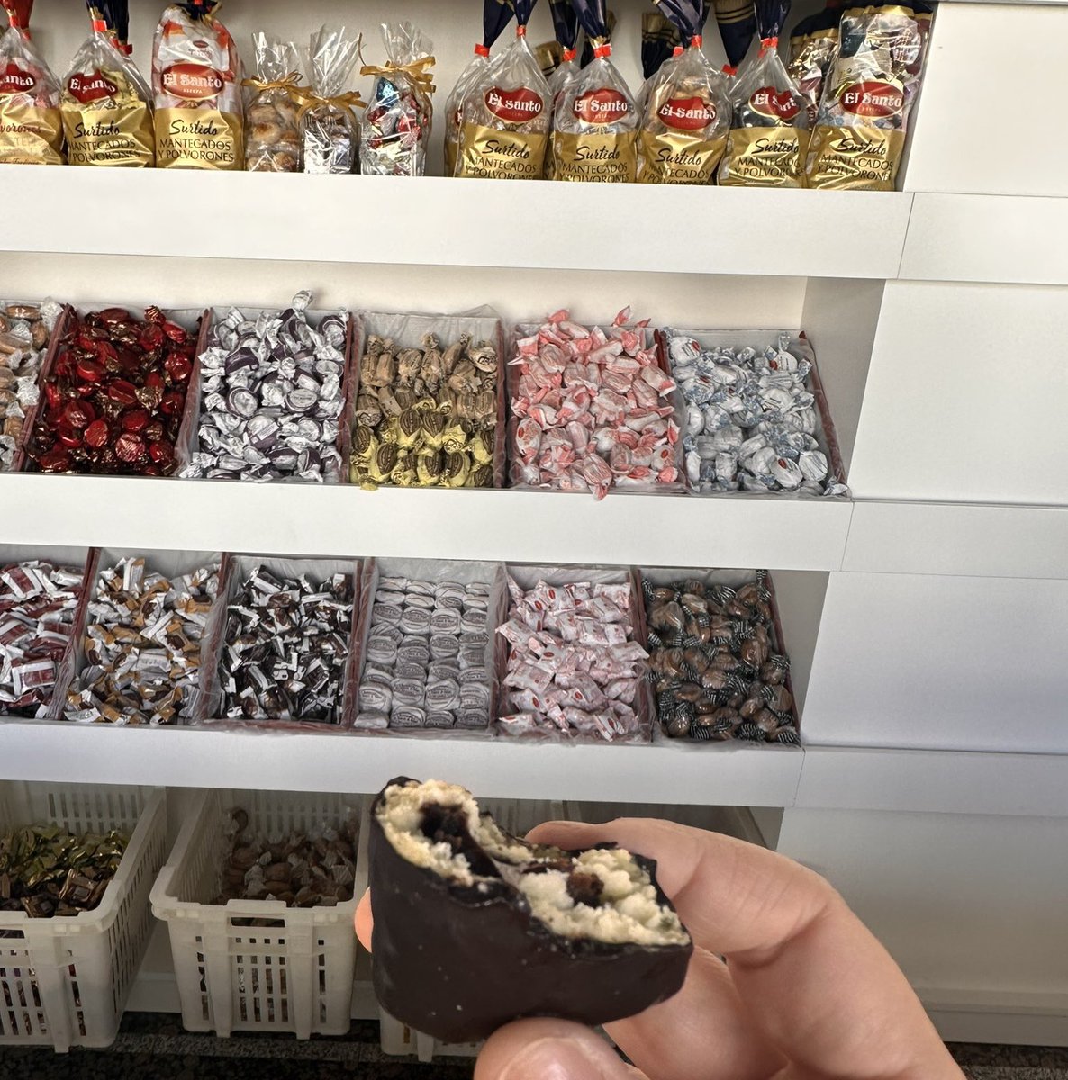 El_SantoEstepa's tweet photo. 🍩🍪 Ya tenemos a vuestra disposición los primeros mantecados, polvorones de almendra y especialidades El Santo Estepa. ¡Qué mejor manera de comenzar la temporada que en el Día Internacional del Chocolate! 🍫 

Ya sabes dónde encontrarnos 👉 https://t.co/RHQH4nPTk5 https://t.co/YZL7UrQr68