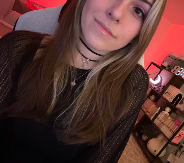 bribabeex's tweet photo. my first going live notification with with a selfie?? who am i?? dressed spooky for todays occasion of friday the 13th and we're playing amnesia right now!! come snag your daily boba :3 and it's bonus bitties weekend!!
https://t.co/2Nvn869xAs https://t.co/oowhXD9kfN