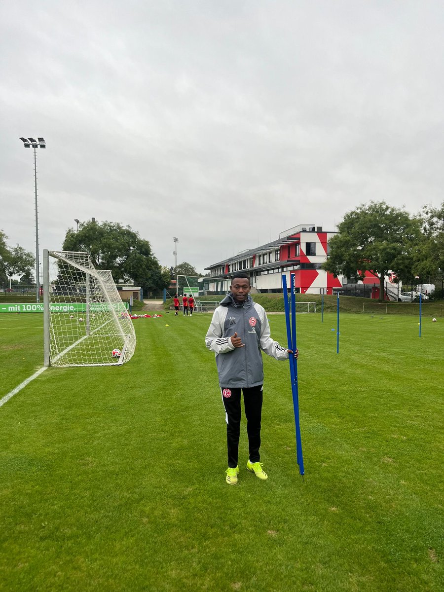 CoachTunda's tweet photo. A great opportunity to learn and grow in the world of football, the classroom shows what we are going to do in pitch training 
. Fortuna Düsseldorf! 🔴⚪️
⚽🙌 
@TzFootballers 
@prosperbartha 
#coachforsuccess https://t.co/N9QMJFxM2C
