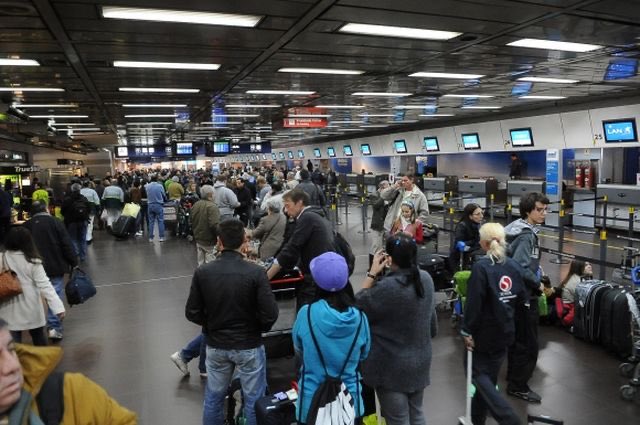 Nexofin's tweet image. 🚨🚨 URGENTE | Una joven está varada por el paro aeronáutico y necesita transportarse por un trasplante de de médula ósea: “Tengo solo 50 horas para recibirlo” 

La chica se llama Julieta y lo contó en Radio Rivadavia.