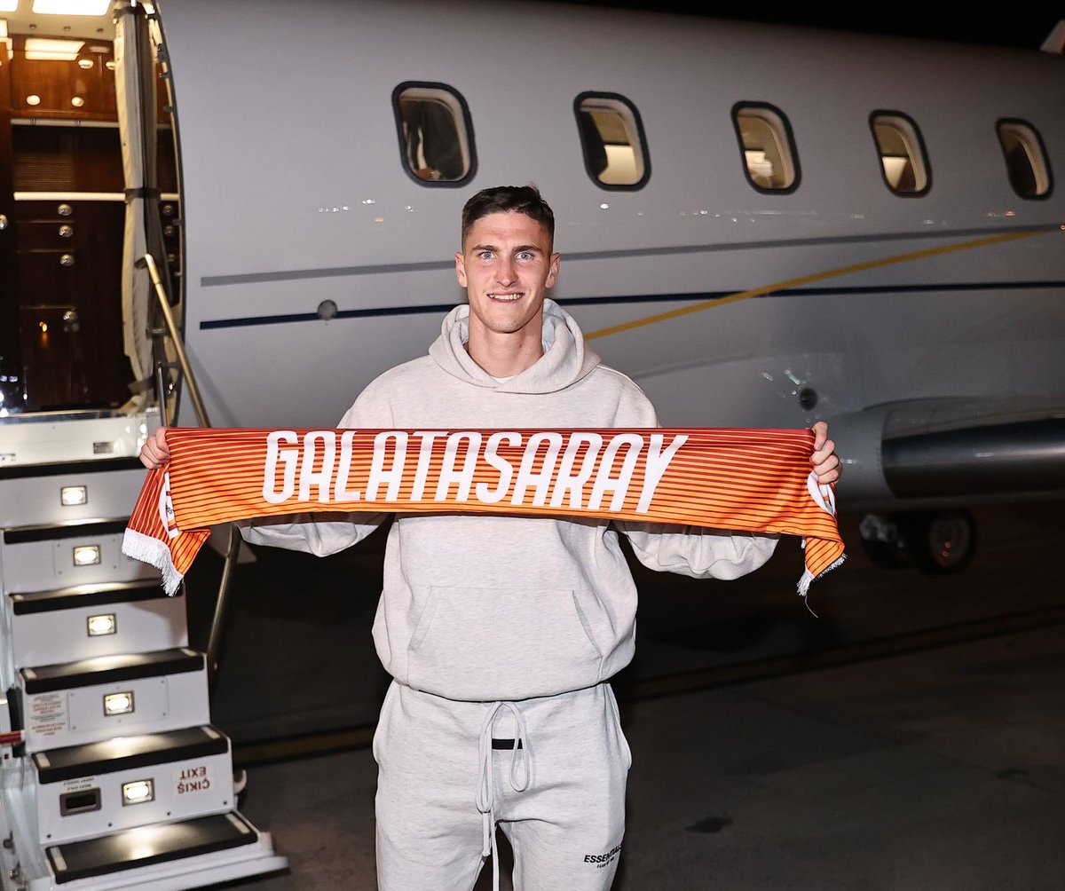 GalatasaraySK's tweet photo. 📸 Yeni transferimiz Roland Sallai, İstanbul'da! 🛬 https://t.co/Sv0oiAg9oi