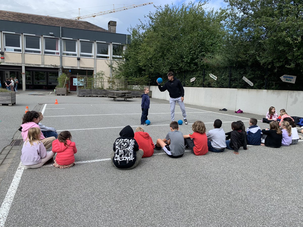 LienAmpe's tweet photo. Start schooljaar, hét moment voor afspraken en routines. Populaire speelplaatsspelletjes leren we elk jaar opnieuw aan, op dezelfde manier, aan de hele school. Eénduidige afspraken voorkomen conflicten en goed gedrag komt niet vanzelf. We moeten dat aanleren, oefenen, herhalen. https://t.co/y6g8HVGXoq