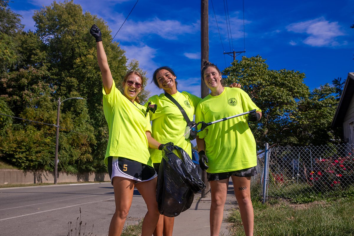 MissouriWestern's tweet photo. #Griffons came together to beautify our town for the Griffs Give Back Day of Service. Students collected trash along the streets and sidewalks of our community.

#MissouriWestern #GriffsGiveBack #GriffonsServe #UncommonCharacter https://t.co/1e2UDxadNo