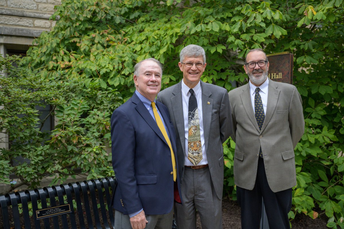 MUExtensionVC's tweet photo. Today, alongside university leaders and the Deaton family, we dedicated a bench and the Brady J. Deaton Conference Room in Whitten Hall in honor of @BDeatonSr.

Brady has served @Mizzou and the state of Missouri in many capacities, including as MU's chancellor from 2004 to 2013. https://t.co/4Eu7QWipi1