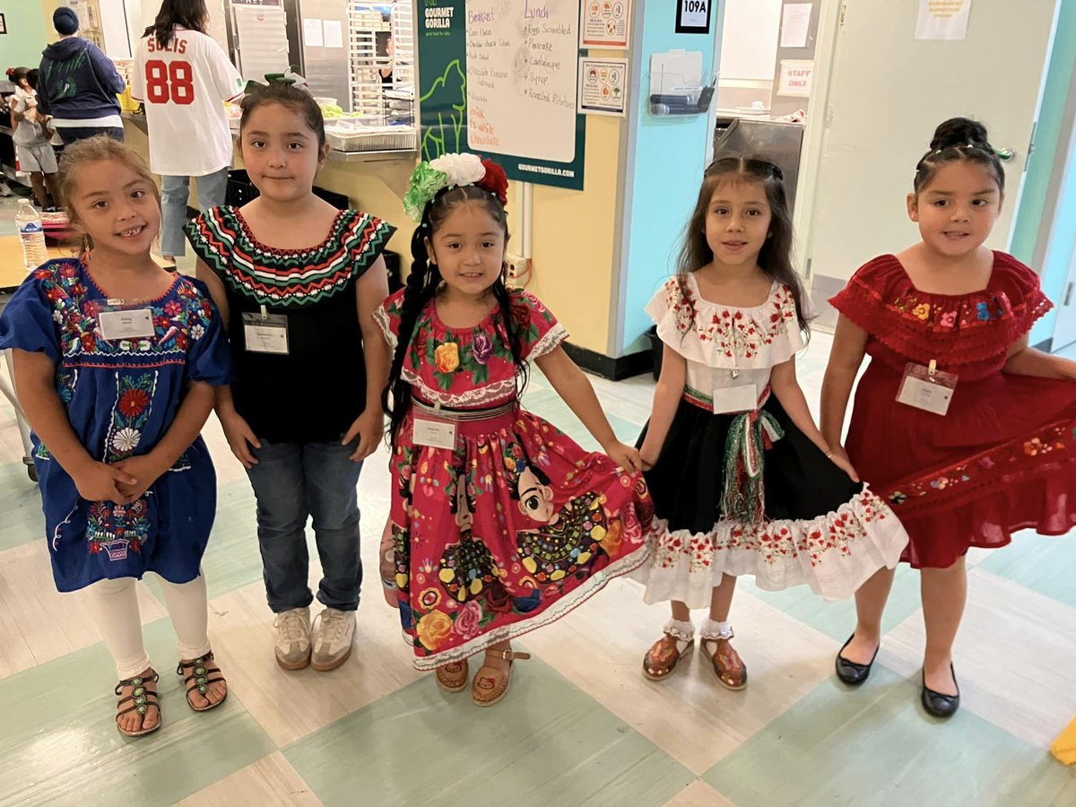 HSAMcKinleyPark's tweet photo. We had a fantastic day kicking off Hispanic Heritage Month! All of our students looked amazing, showing off their pride and enthusiasm, and we were thrilled to surprise them at lunch with delicious churros and lively music #HHM2024 @ConceptSchools https://t.co/pyLVEq4wCG