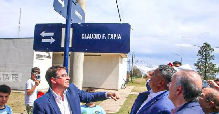 VSportsTM's tweet photo. Claudio Tapia, presidente de la AFA ⚽️🇦🇷,  fue reconocido con una calle con su nombre en Sargento Cabral, localidad de Santa Fe.

📸 MDZ https://t.co/aG2eIftPzC