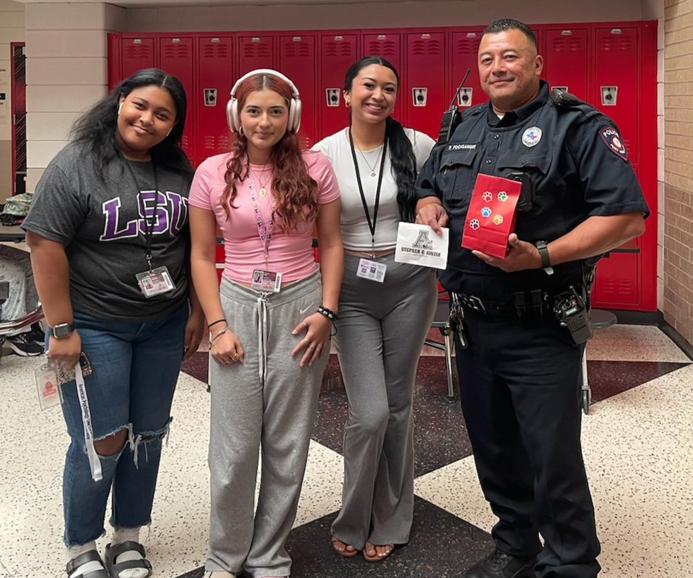AhsHumanSvs's tweet photo. Family and Community Services seniors appreciating our first responders at AHS. Thank you for keeping us safe! @FBISD_CTE @SFAHS_Bulldogs #YourPathStartsHere https://t.co/NtJRFv80me