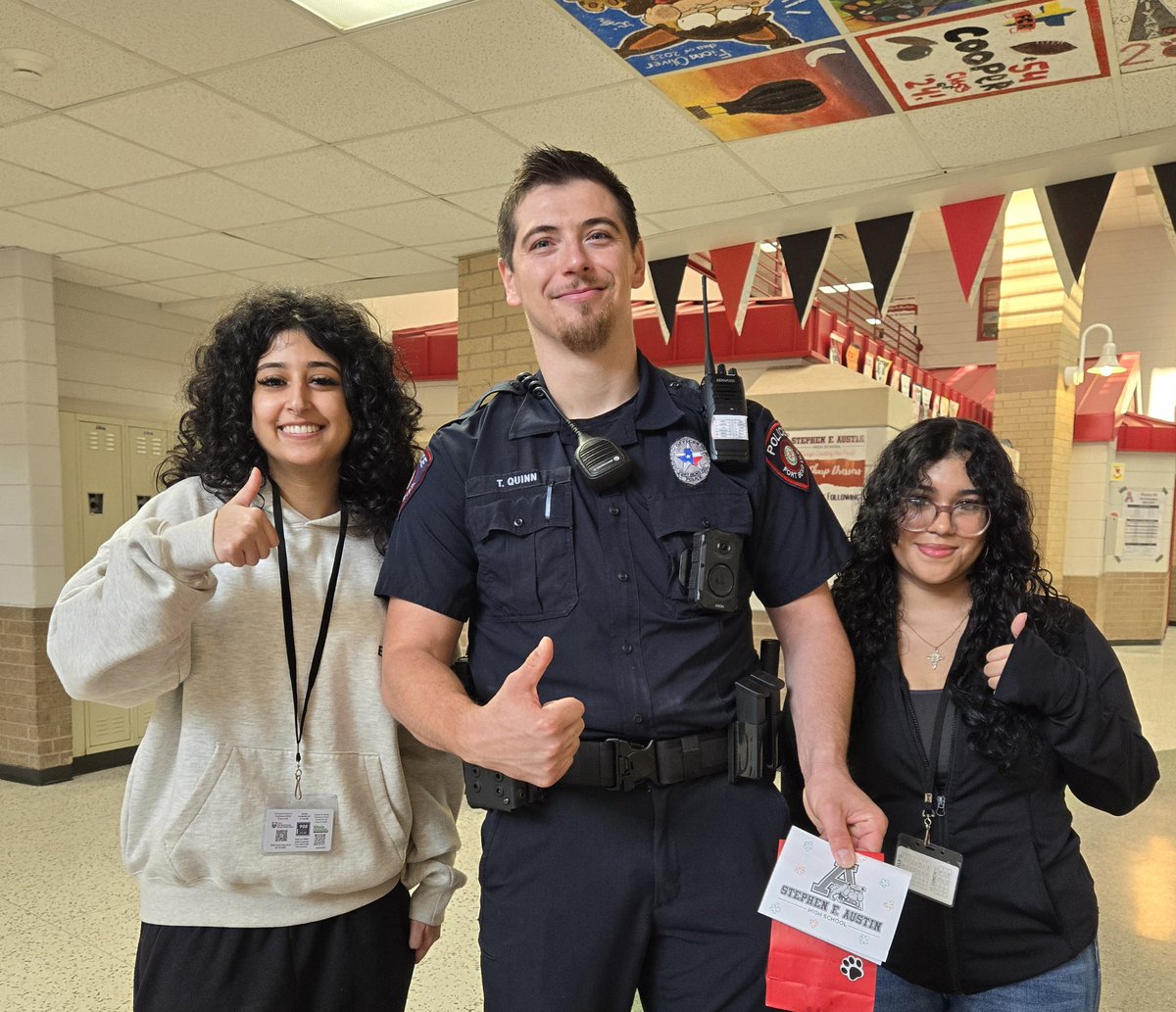 AhsHumanSvs's tweet photo. Family and Community Services seniors appreciating our first responders at AHS. Thank you for keeping us safe! @FBISD_CTE @SFAHS_Bulldogs #YourPathStartsHere https://t.co/NtJRFv80me