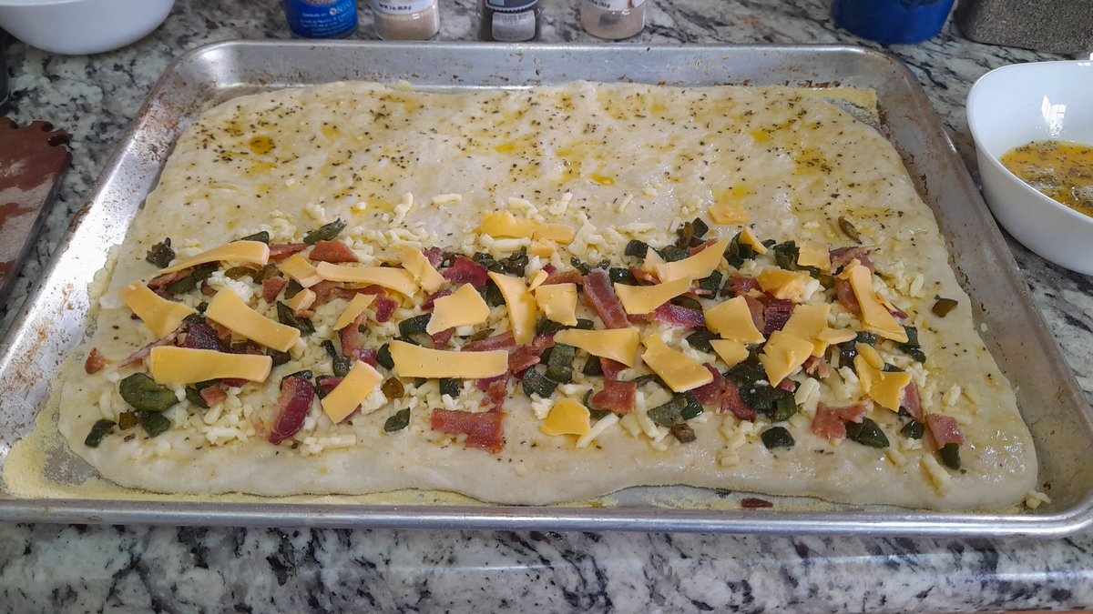 Enjoying some epic bacon, cheddar, and jalapeño cheesy bread with spicy homemade marinara sauce 🥓🧀🌶🍞🍅🧄🧅