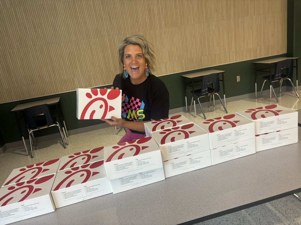 Dr_Allegri's tweet photo. A huge thank you to our friends at Chic-Fil-A in Liberty for lunch on this wonderful Friday. @heritagescoop took 1st place 🥇 in the @LIBERTYSCHOOLS CreativiTEE shirt competition and our prize was delicious!!! 🩷💚🧡💙💛 … there’s no place I’d rather be than in #OrHouse !! https://t.co/nPPfSemfTJ