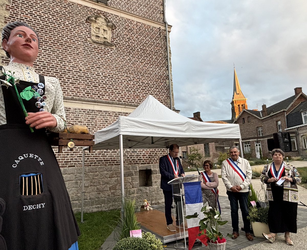 A_Linkenheld's tweet photo. #weekend #frites 
Pour bien préparer la #braderie de #Lille, j’ai d’abord participé à la 
la fête de la pomme de terre … à #Dechy 🥔 !
Merci au Maire Jean-Michel Szatny et à son équipe pour leur bel accueil à cette 2️⃣8️⃣e édition autour des manèges, saveurs et chants locaux 👩‍🌾🍟. https://t.co/pV6hsOrnTr
