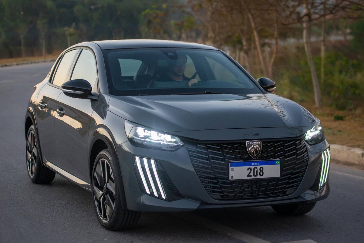 Primeira_Marcha's tweet photo. Novo Peugeot 208 estreia por R$ 76.999 https://t.co/DCMmZKlIh4 https://t.co/vJYFfjxBwm