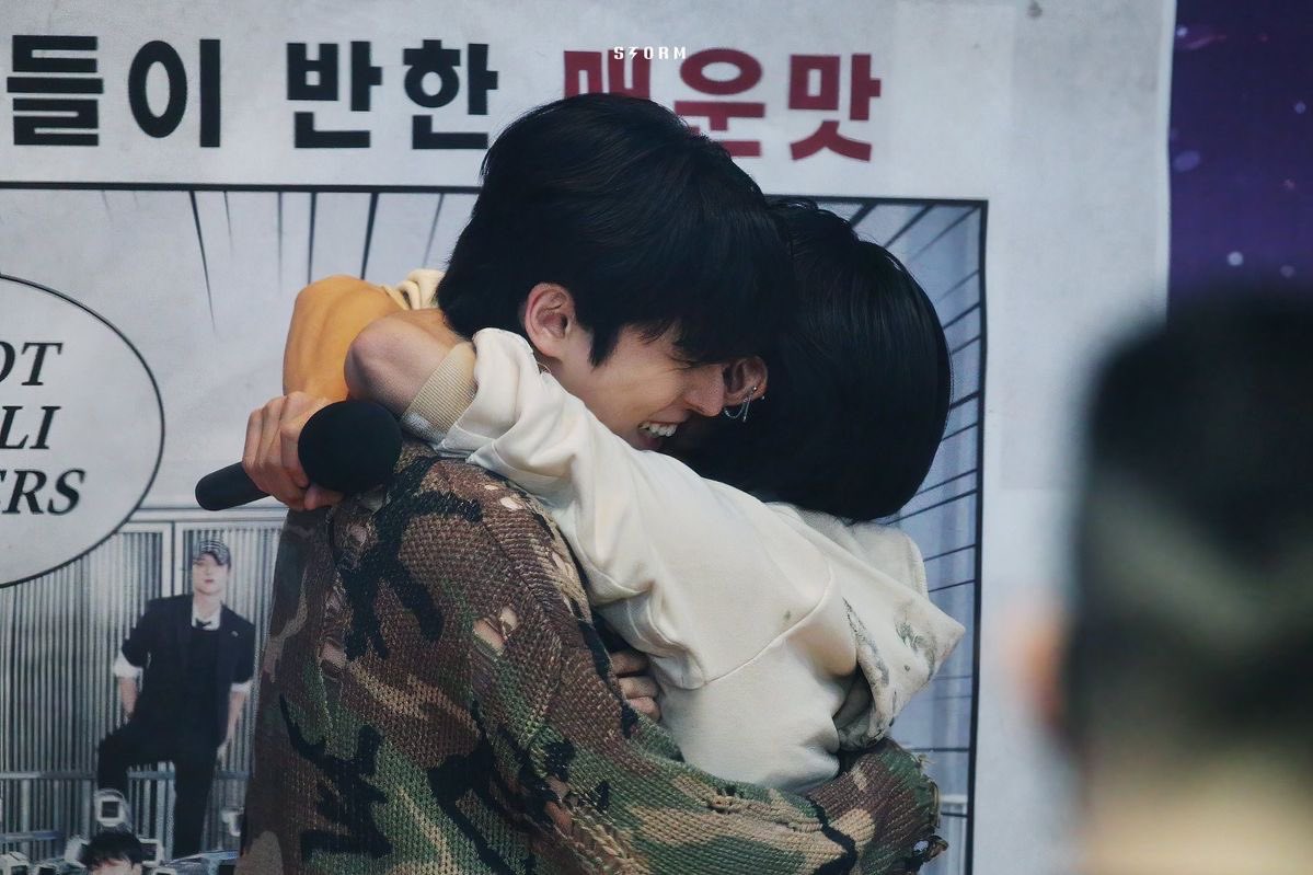 ningcityy's tweet photo. my fav yunwoo moments; a thread https://t.co/hZ19KX7YnA