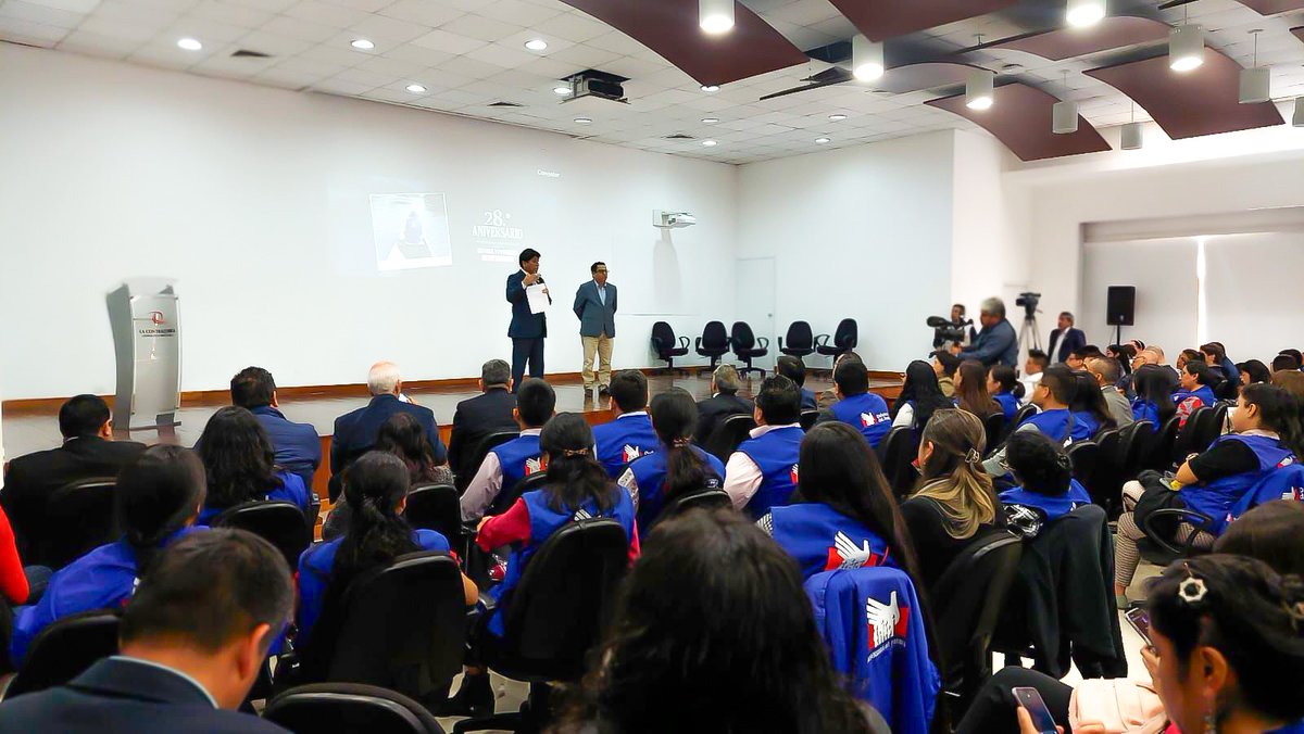 Defensoria_Peru's tweet photo. #Defensoría28Años✨Nuestra Adjuntía para el Derecho a la Salud presentó, al ministro César Vásquez y a las autoridades del @Minsa_Peru, los resultados de la supervisión realizada a los institutos nacionales (2/2). https://t.co/LyLyEVOwYl