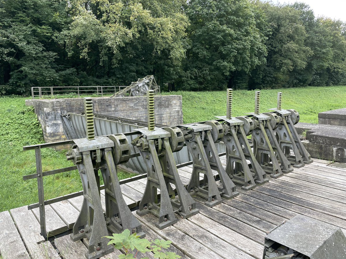 Bijzondere kanaalplekken de kanaal kruising van het Dortmund-Emskanal met de Eems ten noorden van Munster. Het indrukwekkende nieuwe aquaduct is maar tijdelijk.